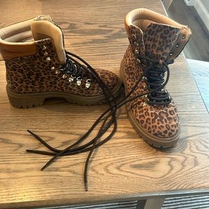 Leopard print lugg boots